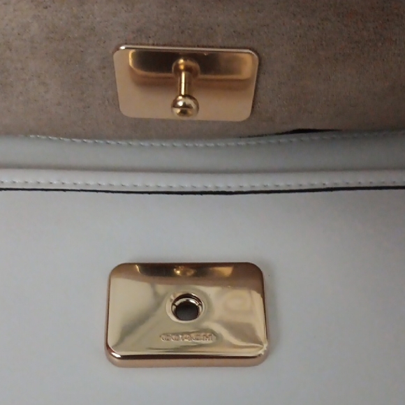 Coach Ivory Shoulder Bag with Gold Chain - Picture 10 of 11